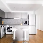 Near Center With Air Conditioning And Parking - Benakey Cannes