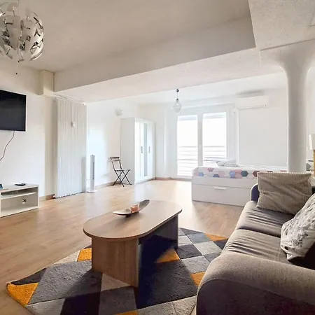 Near Center With Air Conditioning And Parking - Benakey *