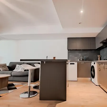 Near Center With Air Conditioning And Parking - Benakey Apartament